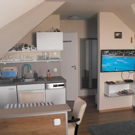 בית הארחה Ezuesthid Balatongyörök